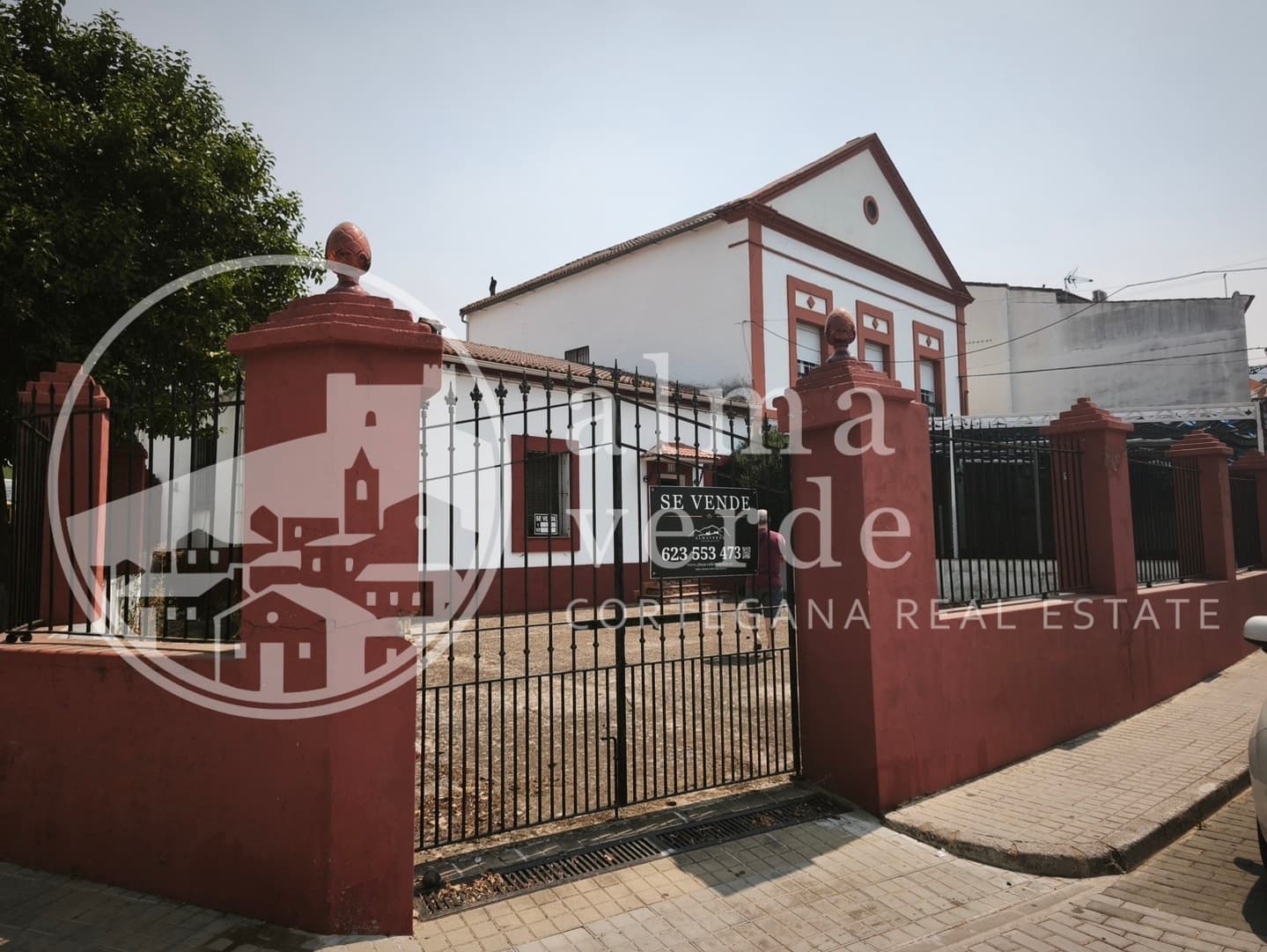 Casa céntrica de esquina frente a la estación - Image 2